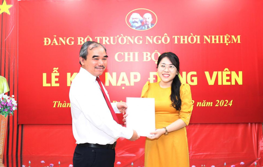 Chi Bộ I thuộc Đảng bộ trường Ngô Thời Nhiệm tổ chức lễ kết nạp Đảng cho quần chúng Trần Thị Xuân Thắm