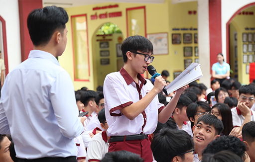 Chương trình hướng nghiệp cùng bạn chọn nghề cho tương lai lần thứ 17 cho học sinh khối 12 do báo giáo dục thực hiện