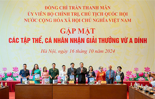 Cô Phạm Thị Thúy Vĩnh - Trường Ngô Thời Nhiệm Vinh dự nhận giải thưởng Vừ A Dính năm 2024