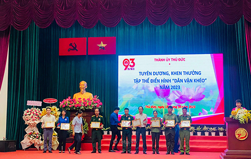 Đảng bộ trường Ngô Thời Nhiệm nhận bằng khen tập thể điển hình Dân vận khéo năm 2023