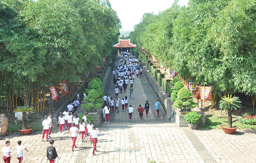 Đền tưởng niệm các vua Hùng và Khu du lịch văn hóa Suối Tiên năm học 2017 - 2018