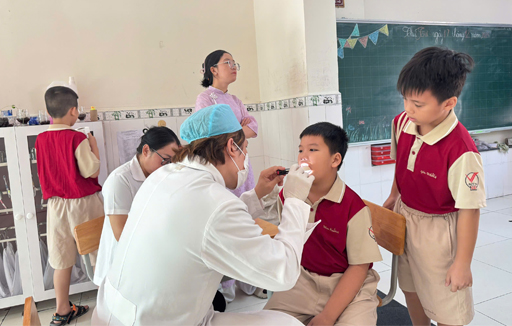 Hệ thống trường Ngô Thời Nhiệm tổ chức khám nha khoa cho học sinh khối Tiểu học