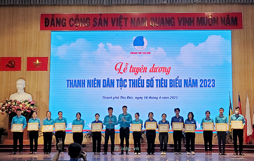 Kỷ niệm 15 năm ngày văn hóa các dân tộc Việt Nam tuyên dương Thanh niên dân tộc thiểu số tiêu biểu