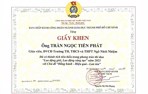 Ông Trần Ngọc Tiến Phát nhận giấy khen Đã có thành tích tiêu biểu trong phong trào thi đua Lao động giỏi, Lao động sáng tạo năm 2023