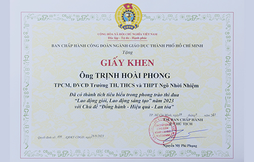 Ông Trịnh Hoài Phong nhận giấy khen Đã có thành tích tiêu biểu trong phong trào thi đua Lao động giỏi, Lao động sáng tạo năm 2023