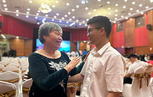 Tặng quà cho Thủ khoa toàn khóa Đại học Y Hà Nội Đặng Văn Tốt