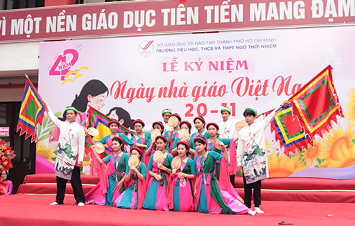 Tiết mục múa dân gian: Giai điệu Việt Nam mình - Lớp 8A1 - Kỷ niệm 42 năm ngày nhà giáo Việt Nam