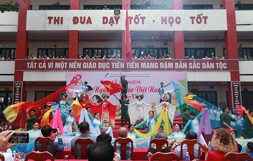 Tiết mục múa: Mẹ yêu con - Viết tiếp câu chuyện hòa bình - Lớp 11A2 - Kỷ niệm 42 năm ngày nhà giáo Việt Nam