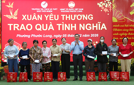 Tổ chức trao quà Tết cho người nghèo trên địa bàn phường Phước Long