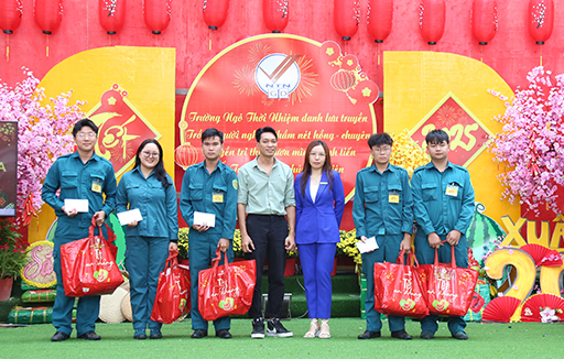 Trao tặng quà tình nghĩa - Mừng Xuân Ất Tỵ 2025