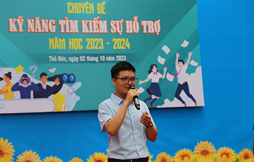 Trường Ngô Thời Nhiệm tài trợ học bổng cho sinh viên Đặng Văn Tốt