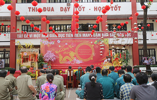 Xuân yêu thương, trao quà tình nghĩa