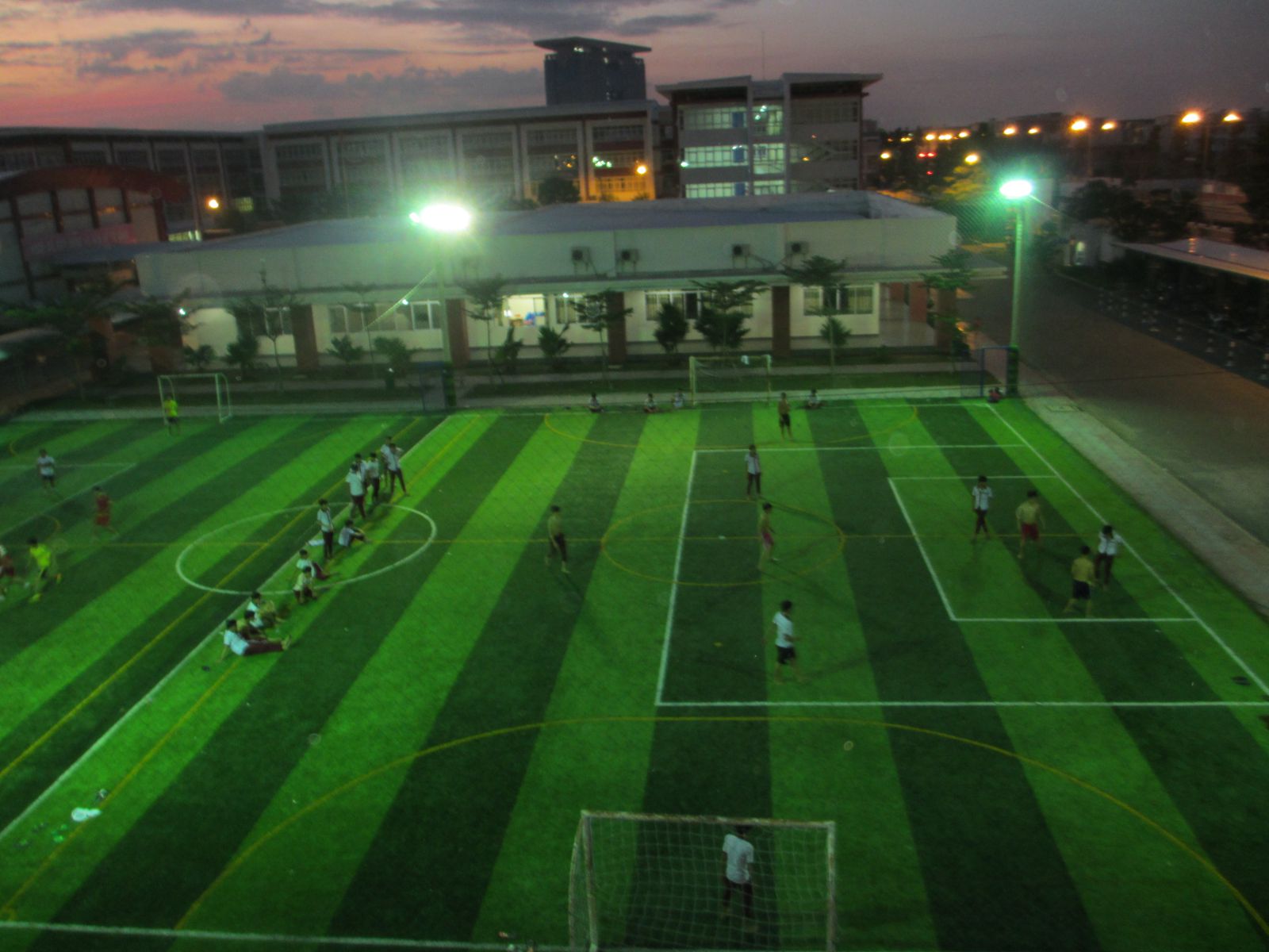 Sân bóng đá trường Ngô Thời Nhiệm tại cơ sở Bình Dương