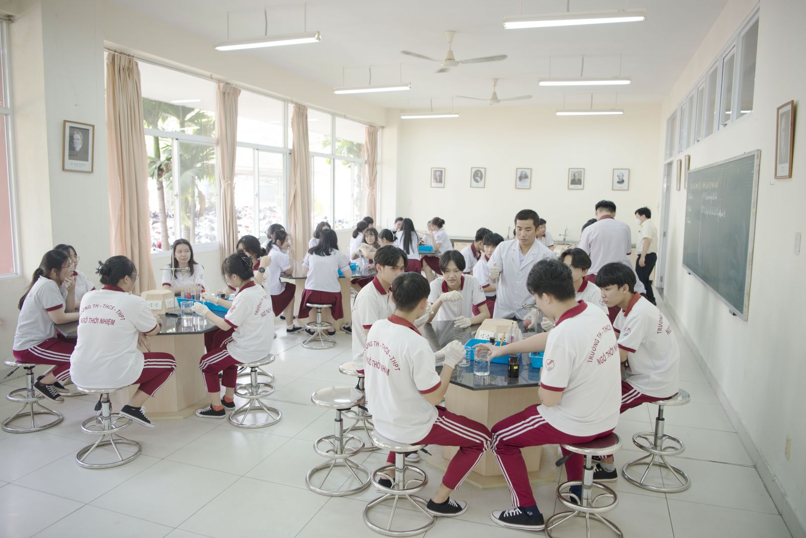 Phòng Thí Nghiệm tại trường Ngô Thời Nhiệm cơ sở Bình Dương