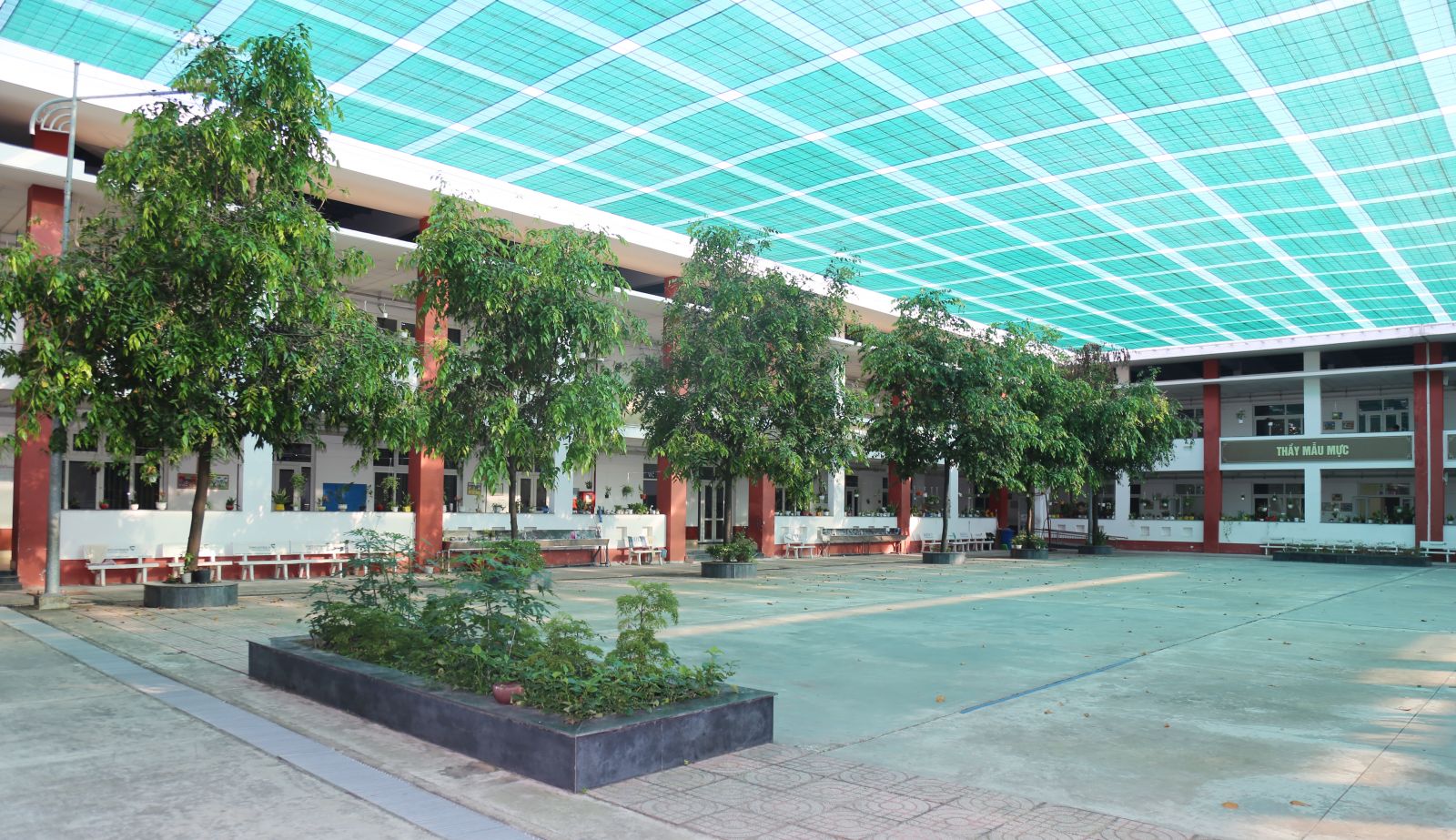 Một góc sân dành cho khối Tiểu học của trường Ngô Thời Nhiệm tại cơ sở Bình Dương