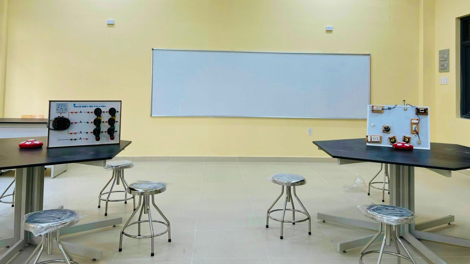 Phòng học Lý - Công nghệ trường Ngô Thời Nhiệm tại cơ sở An Lạc