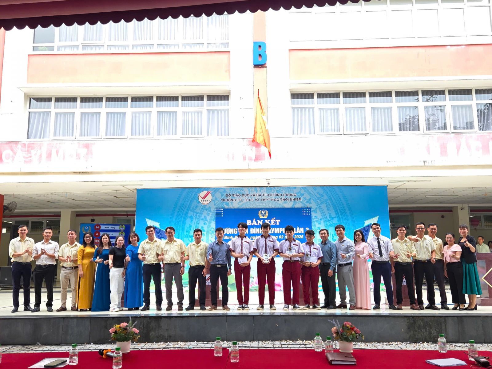 4 nhà leo núi chụp hình lưu niệm cùng BTC