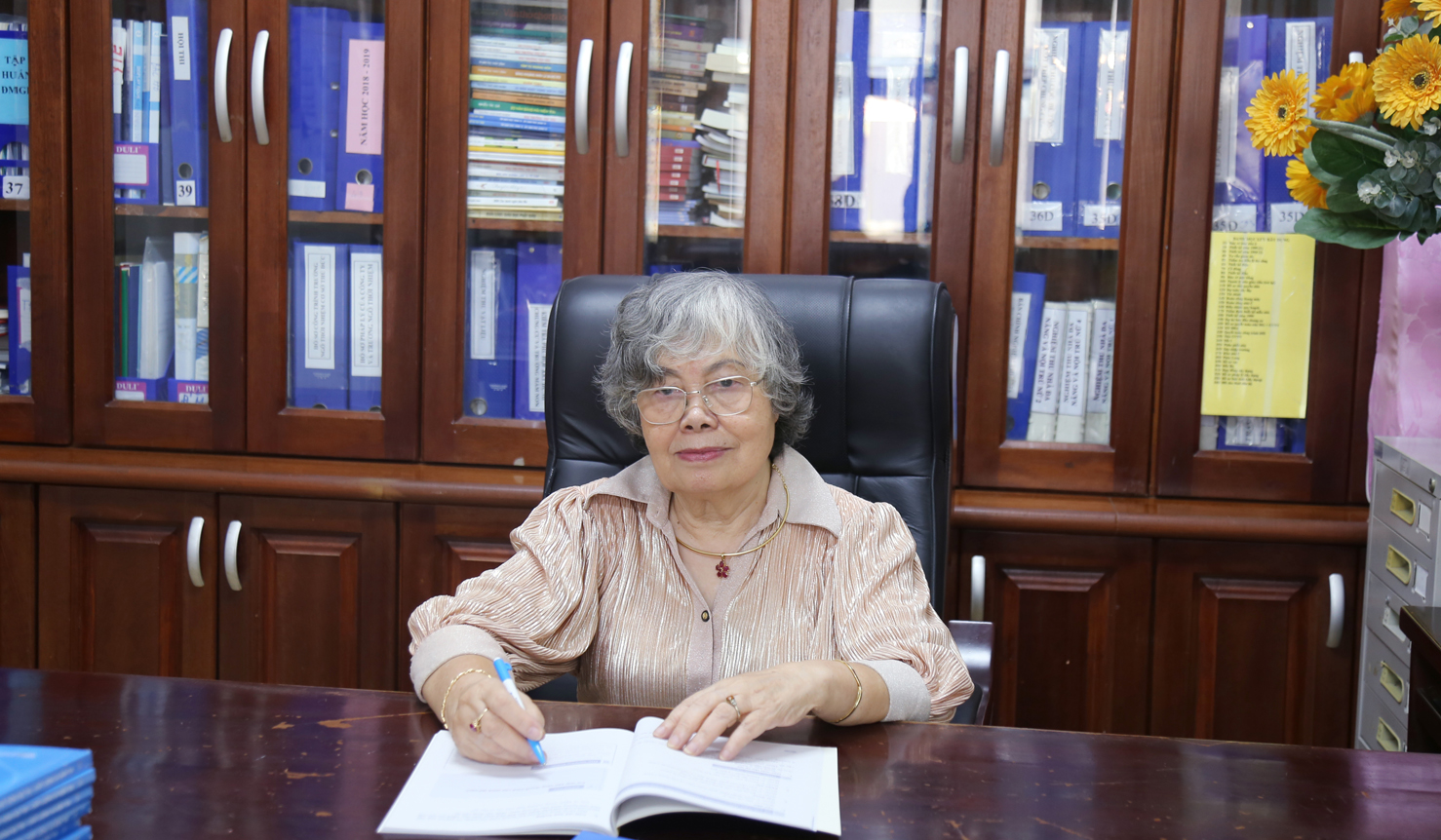 Cô Phạm Thị Thúy Vĩnh hăng say làm việc